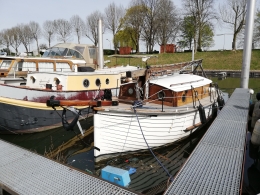 Charmant et rare voilier en bois, à restaurer