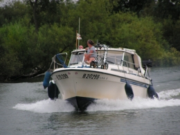 Bateau à moteur en très bon état