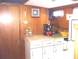 Bateau avec cabine