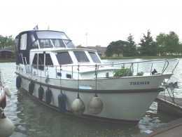 Bateau avec cabine