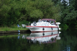 Bateau à moteur. NEPTUNUS