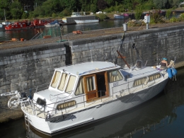 Bateau à cabines en parfait état