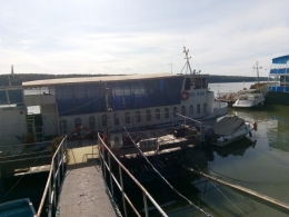 River / lake cabin boat